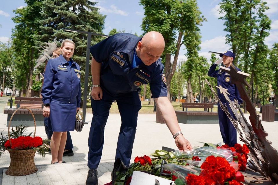 Память о трагедии: 11 лет со дня авиаудара по Луганску Память о трагедии: 11 лет со дня авиаудара по Луганску