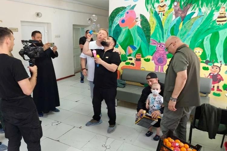 С заботой и вниманием: В Луганске поздравили юных пациентов и воспитанников соцучреждений С заботой и вниманием: В Луганске поздравили юных пациентов и воспитанников соцучреждений