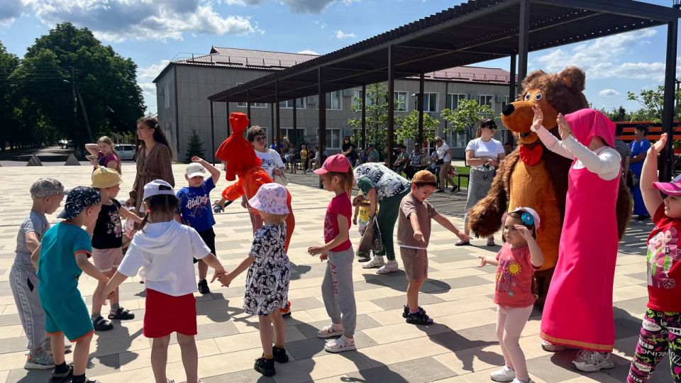 Яркий праздник детства на площади Героев Сталинграда! Яркий праздник детства на площади Героев Сталинграда!