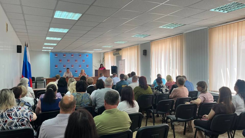 Альберт Зинченко: Сегодня совместно с председателем Совета Станично-Луганского муниципального округа Татьяной Пономаревой провели аппаратное совещание с руководителями структурных подразделений, учреждений и предприятий... Альберт Зинченко: Сегодня совместно с председателем Совета Станично-Луганского муниципального округа Татьяной Пономаревой провели аппаратное совещание с руководителями структурных подразделений, учреждений и предприятий...
