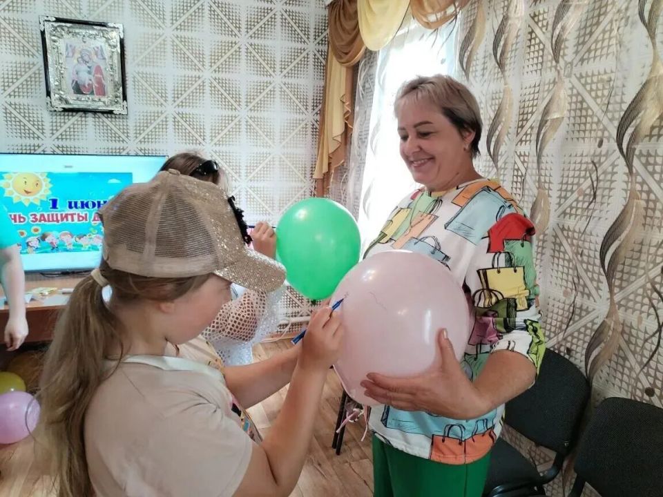 В первый день лета, совпадающий с Днём защиты детей, сотрудники МБУ «Новосветловская районная библиотечная система» организовали праздничные мероприятия для детей В первый день лета, совпадающий с Днём защиты детей, сотрудники МБУ «Новосветловская районная библиотечная система» организовали праздничные мероприятия для детей