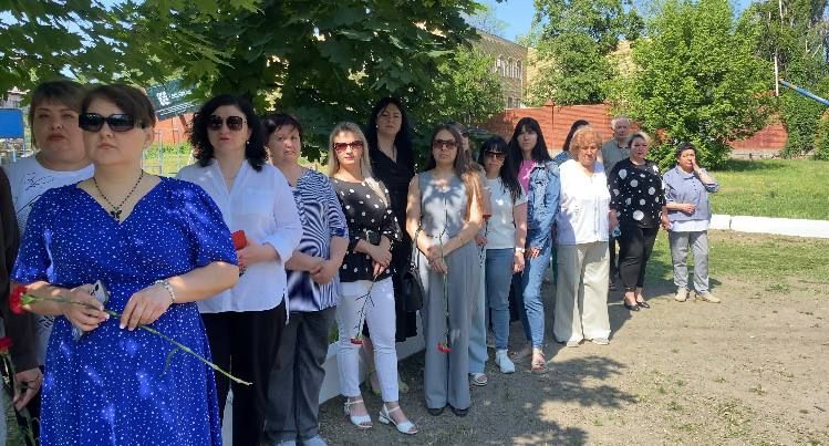 В Антраците состоялся митинг, посвященный 11-й годовщине авиаудара по Луганской областной государственной администрации В Антраците состоялся митинг, посвященный 11-й годовщине авиаудара по Луганской областной государственной администрации