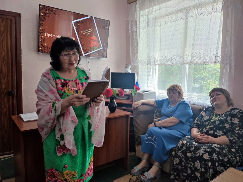 В Лутугинской библиотеке состоялась презентация поэтического сборника районного литературного объединения «Луганчик» В Лутугинской библиотеке состоялась презентация поэтического сборника районного литературного объединения «Луганчик»