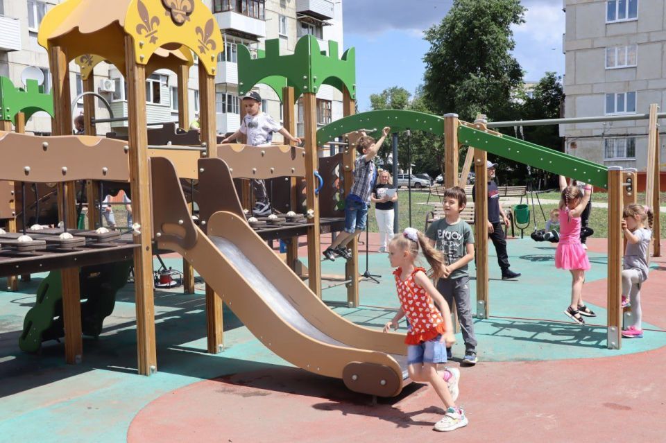 Депутат Совета городского округа город Северодонецк Нина Шишина приняла участие в открытии новой детской площадки в одном из микрорайонов города Депутат Совета городского округа город Северодонецк Нина Шишина приняла участие в открытии новой детской площадки в одном из микрорайонов города