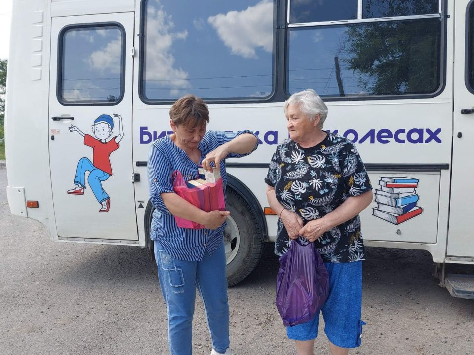 «Читающий автобус» прибыл в Новосветловку с выставкой о мире природы «Читающий автобус» прибыл в Новосветловку с выставкой о мире природы