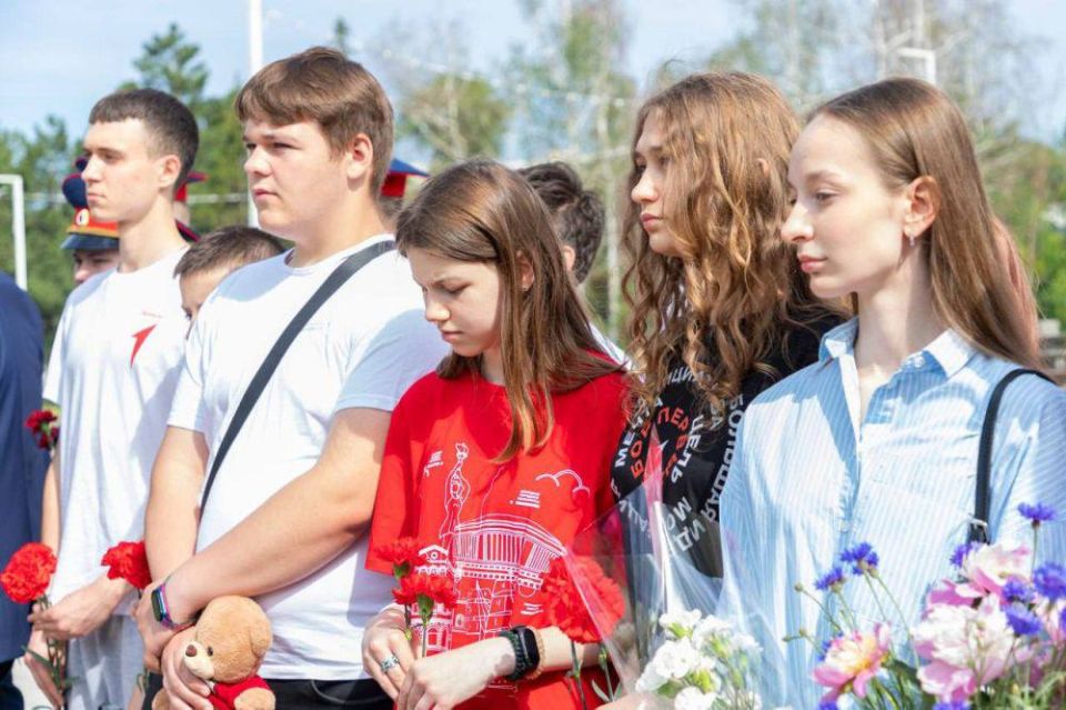 Инна Швенк: Сегодня, в День защиты детей, совместно с Сенатором Российской Федерации от Луганской Народной Республики Ольгой Бас, Депутатами Народного Совета в Луганской Народной Республике, представителями Администрации... Инна Швенк: Сегодня, в День защиты детей, совместно с Сенатором Российской Федерации от Луганской Народной Республики Ольгой Бас, Депутатами Народного Совета в Луганской Народной Республике, представителями Администрации...