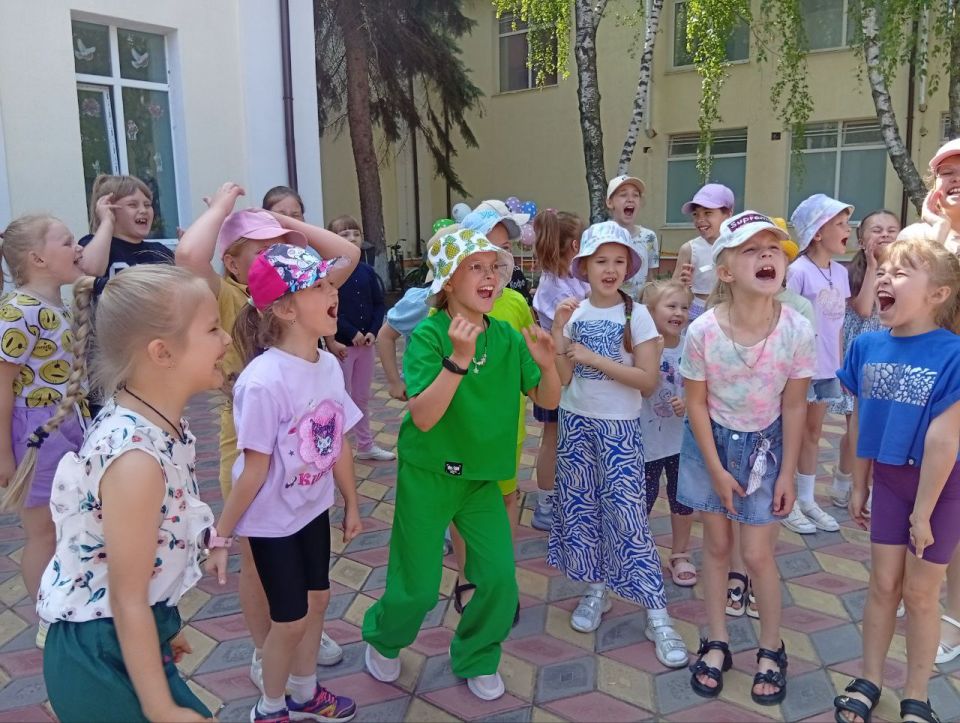 Первооткрыватели лета. В первый день открытия летней площадки "Смена Первых" под названием «Первооткрыватели лета», Беловодское местное отделение ВПП «Единая Россия» в сотрудничестве с педагогами ГБОУ ЛНР «Беловодская СШ №... Первооткрыватели лета. В первый день открытия летней площадки "Смена Первых" под названием «Первооткрыватели лета», Беловодское местное отделение ВПП «Единая Россия» в сотрудничестве с педагогами ГБОУ ЛНР «Беловодская СШ №...