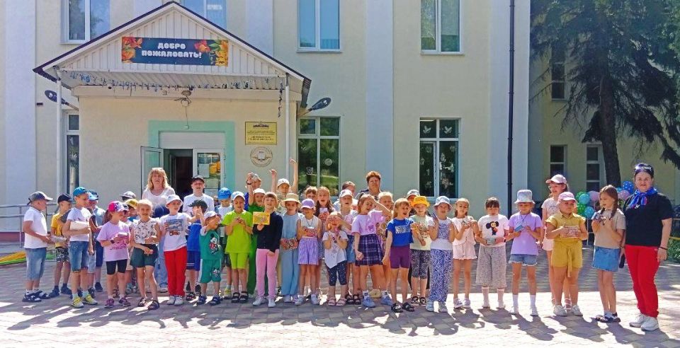 Первооткрыватели лета. В первый день открытия летней площадки "Смена Первых" под названием «Первооткрыватели лета», Беловодское местное отделение ВПП «Единая Россия» в сотрудничестве с педагогами ГБОУ ЛНР «Беловодская СШ №... Первооткрыватели лета. В первый день открытия летней площадки "Смена Первых" под названием «Первооткрыватели лета», Беловодское местное отделение ВПП «Единая Россия» в сотрудничестве с педагогами ГБОУ ЛНР «Беловодская СШ №...