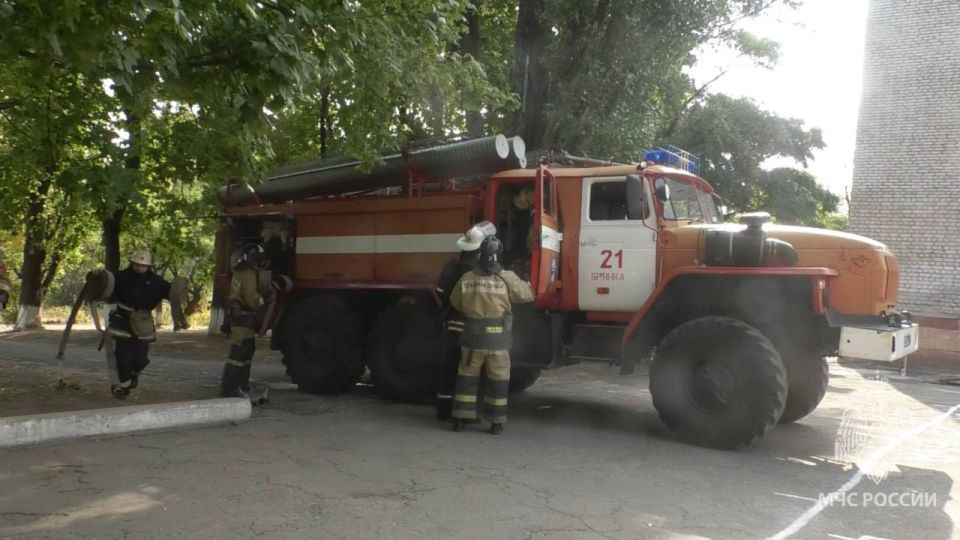 В Брянке спасатели эвакуировали 4 человек из горящей квартиры В Брянке спасатели эвакуировали 4 человек из горящей квартиры