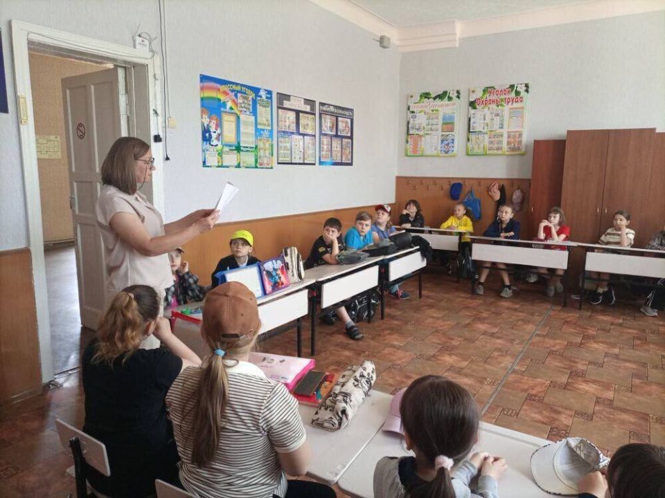 Первый день работы пришкольной площадки "Планета детства" в Новодарьевской школе прошел он под названием "Знакомство" Первый день работы пришкольной площадки "Планета детства" в Новодарьевской школе прошел он под названием "Знакомство"