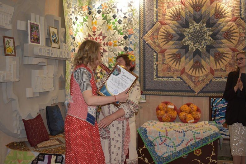 Выставочную экспозицию «Русский сарафан» открыли в Свердловском краеведческом музее Выставочную экспозицию «Русский сарафан» открыли в Свердловском краеведческом музее