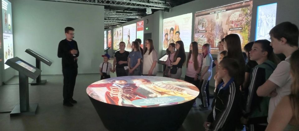 Летние каникулы для ребят из Ровеньковской школы №3 выдались не только веселыми, но и познавательными! Вместо того, чтобы просто отдыхать от учебы, они отправились в увлекательное путешествие в прошлое, посетив... Летние каникулы для ребят из Ровеньковской школы №3 выдались не только веселыми, но и познавательными! Вместо того, чтобы просто отдыхать от учебы, они отправились в увлекательное путешествие в прошлое, посетив...