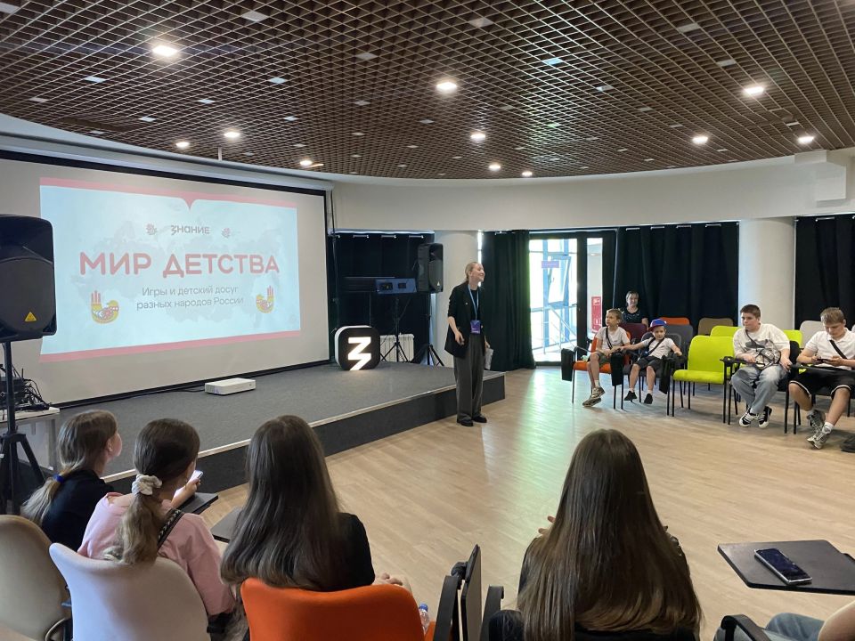 В Луганске, в Доме молодёжи, ученики Ровеньковской школы №3 стали участниками увлекательной лекции В Луганске, в Доме молодёжи, ученики Ровеньковской школы №3 стали участниками увлекательной лекции