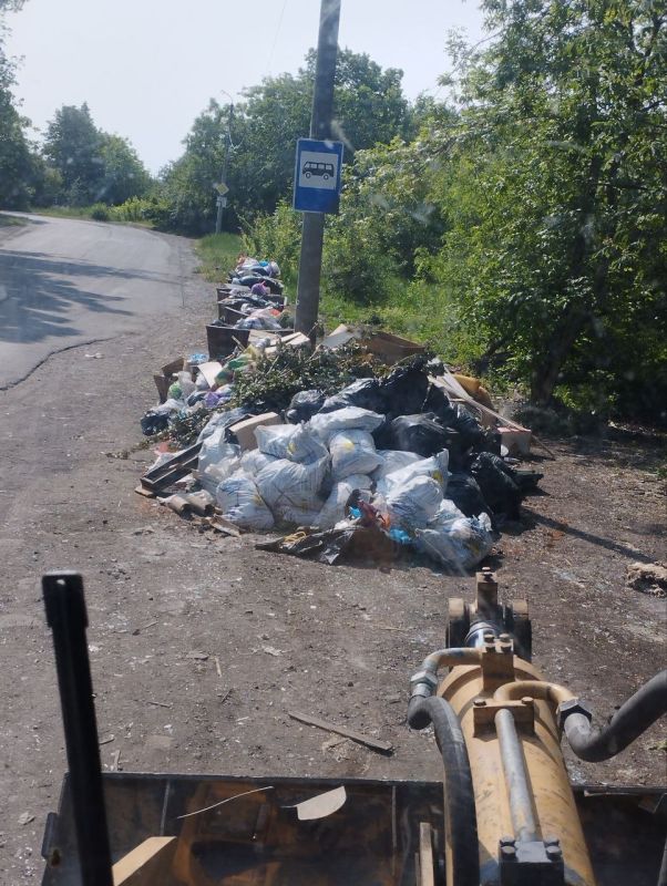 Коммунальные будни. Сегодня МУП «СКАТ» работали над уборкой и вывозом крупногабаритного мусора на пос.Черниговский: ул. Чехова, ул.Ломоносова Коммунальные будни. Сегодня МУП «СКАТ» работали над уборкой и вывозом крупногабаритного мусора на пос.Черниговский: ул. Чехова, ул.Ломоносова