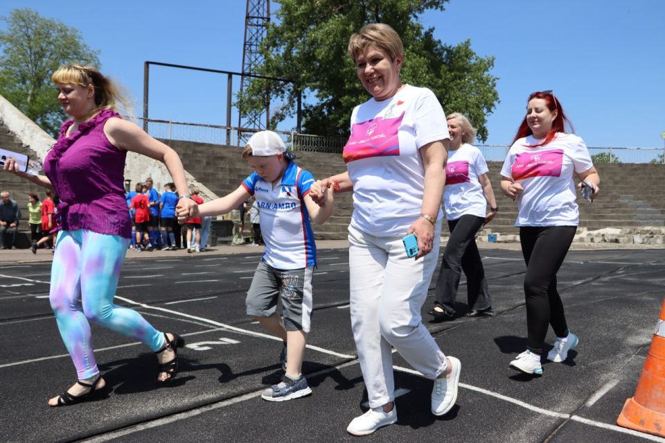 "Беги вместо меня": в Стаханове прошёл благотворительный забег в поддержку детей с ОВЗ "Беги вместо меня": в Стаханове прошёл благотворительный забег в поддержку детей с ОВЗ