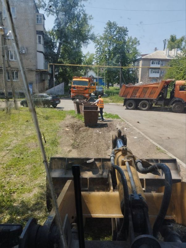 Коммунальные будни. Сегодня МУП «СКАТ» работали над уборкой и вывозом крупногабаритного мусора на пос.Черниговский: ул. Чехова, ул.Ломоносова Коммунальные будни. Сегодня МУП «СКАТ» работали над уборкой и вывозом крупногабаритного мусора на пос.Черниговский: ул. Чехова, ул.Ломоносова