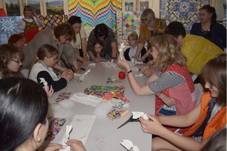 Выставочную экспозицию «Русский сарафан» открыли в Свердловском краеведческом музее Выставочную экспозицию «Русский сарафан» открыли в Свердловском краеведческом музее