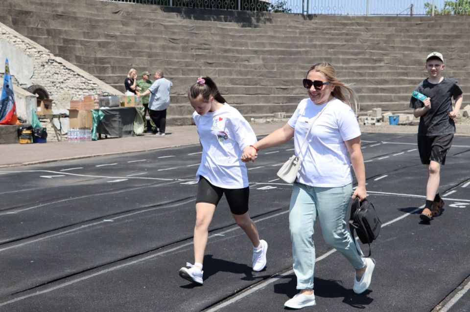 "Беги вместо меня": в Стаханове прошёл благотворительный забег в поддержку детей с ОВЗ "Беги вместо меня": в Стаханове прошёл благотворительный забег в поддержку детей с ОВЗ