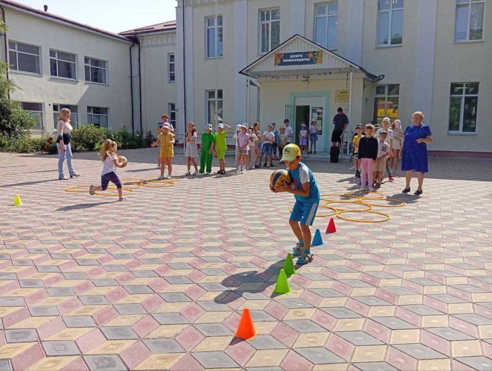 Первооткрыватели лета. В первый день открытия летней площадки "Смена Первых" под названием «Первооткрыватели лета», Беловодское местное отделение ВПП «Единая Россия» в сотрудничестве с педагогами ГБОУ ЛНР «Беловодская СШ №... Первооткрыватели лета. В первый день открытия летней площадки "Смена Первых" под названием «Первооткрыватели лета», Беловодское местное отделение ВПП «Единая Россия» в сотрудничестве с педагогами ГБОУ ЛНР «Беловодская СШ №...