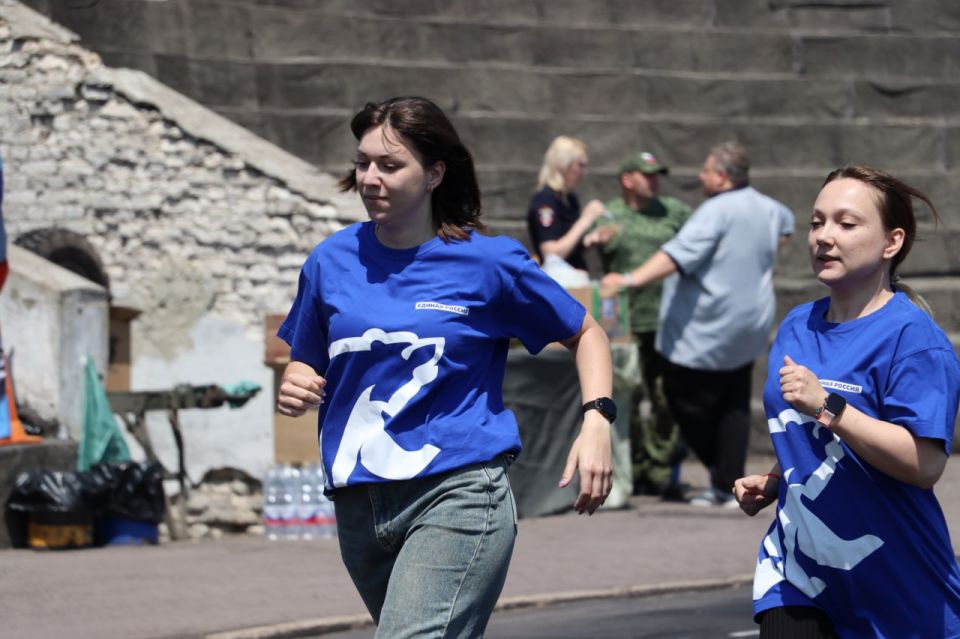 "Беги вместо меня": в Стаханове прошёл благотворительный забег в поддержку детей с ОВЗ "Беги вместо меня": в Стаханове прошёл благотворительный забег в поддержку детей с ОВЗ