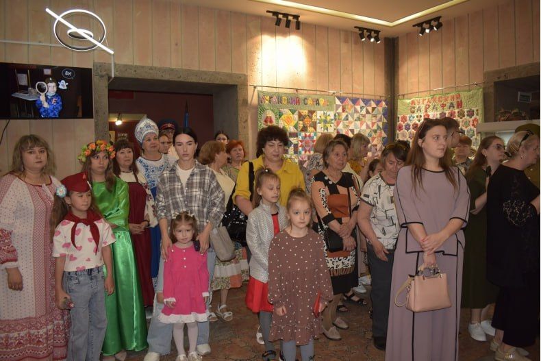 Выставочную экспозицию «Русский сарафан» открыли в Свердловском краеведческом музее Выставочную экспозицию «Русский сарафан» открыли в Свердловском краеведческом музее