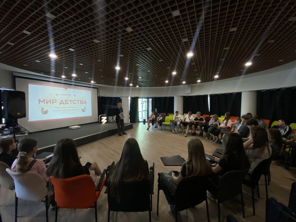 В Луганске, в Доме молодёжи, ученики Ровеньковской школы №3 стали участниками увлекательной лекции В Луганске, в Доме молодёжи, ученики Ровеньковской школы №3 стали участниками увлекательной лекции