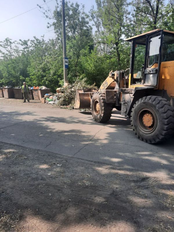 Коммунальные будни. Сегодня МУП «СКАТ» работали над уборкой и вывозом крупногабаритного мусора на пос.Черниговский: ул. Чехова, ул.Ломоносова Коммунальные будни. Сегодня МУП «СКАТ» работали над уборкой и вывозом крупногабаритного мусора на пос.Черниговский: ул. Чехова, ул.Ломоносова