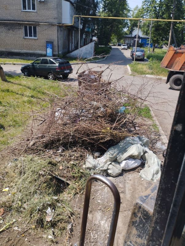 Коммунальные будни. Сегодня МУП «СКАТ» работали над уборкой и вывозом крупногабаритного мусора на пос.Черниговский: ул. Чехова, ул.Ломоносова Коммунальные будни. Сегодня МУП «СКАТ» работали над уборкой и вывозом крупногабаритного мусора на пос.Черниговский: ул. Чехова, ул.Ломоносова