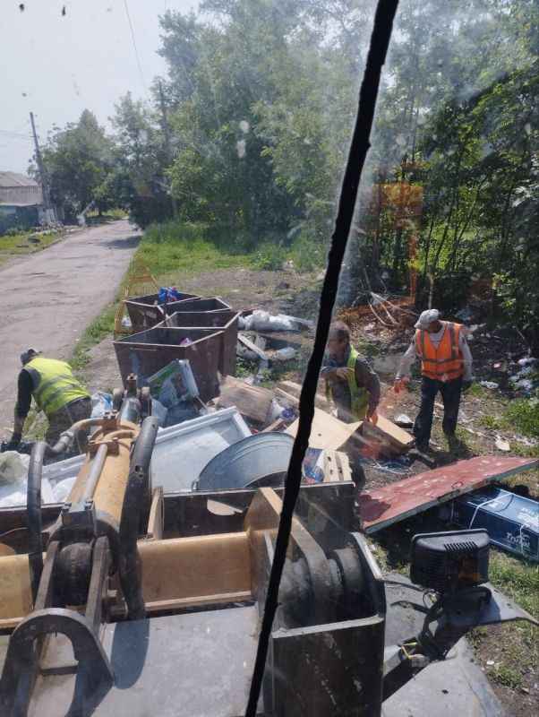 Коммунальные будни. Сегодня МУП «СКАТ» работали над уборкой и вывозом крупногабаритного мусора на пос.Черниговский: ул. Чехова, ул.Ломоносова Коммунальные будни. Сегодня МУП «СКАТ» работали над уборкой и вывозом крупногабаритного мусора на пос.Черниговский: ул. Чехова, ул.Ломоносова