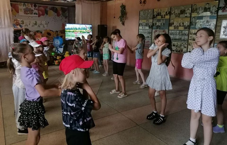 Сегодня в Литвиновском СДК активистами партии "Единая Россия" была организована яркая и насыщенная игровая программа под названием "Здравствуй, лето!", которая стала настоящим праздником для школьников Литвиновского (УВК) и... Сегодня в Литвиновском СДК активистами партии "Единая Россия" была организована яркая и насыщенная игровая программа под названием "Здравствуй, лето!", которая стала настоящим праздником для школьников Литвиновского (УВК) и...