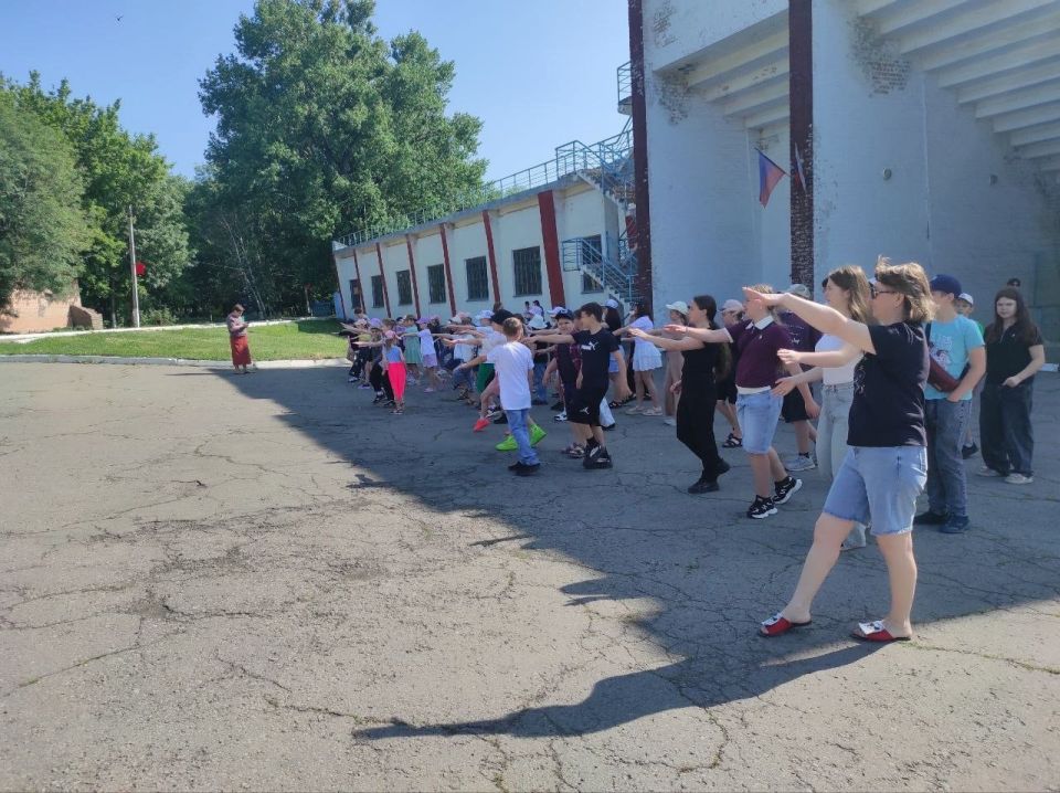 В Ровеньковской гимназии имени писателя Н. Трублаини прошло яркое и увлекательное открытие летней тематической площадки "Звезда"! В Ровеньковской гимназии имени писателя Н. Трублаини прошло яркое и увлекательное открытие летней тематической площадки "Звезда"!