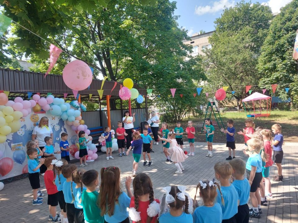 2 июня специалисты территориального отделения Государственного казенного учреждения «Республиканский центр занятости населения Луганской Народной Республики» в городе Брянке приняли участие в праздничном мероприятии... 2 июня специалисты территориального отделения Государственного казенного учреждения «Республиканский центр занятости населения Луганской Народной Республики» в городе Брянке приняли участие в праздничном мероприятии...