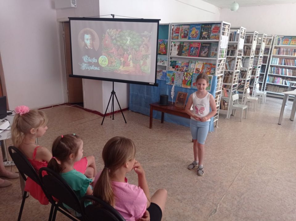 Для читателей детской библиотеки, воспитанников летней пришкольной площадки «Дружба», открылся новый литературный мир детства: ребята стали участниками литературной игры «Путешествуем с Пушкиным» Для читателей детской библиотеки, воспитанников летней пришкольной площадки «Дружба», открылся новый литературный мир детства: ребята стали участниками литературной игры «Путешествуем с Пушкиным»