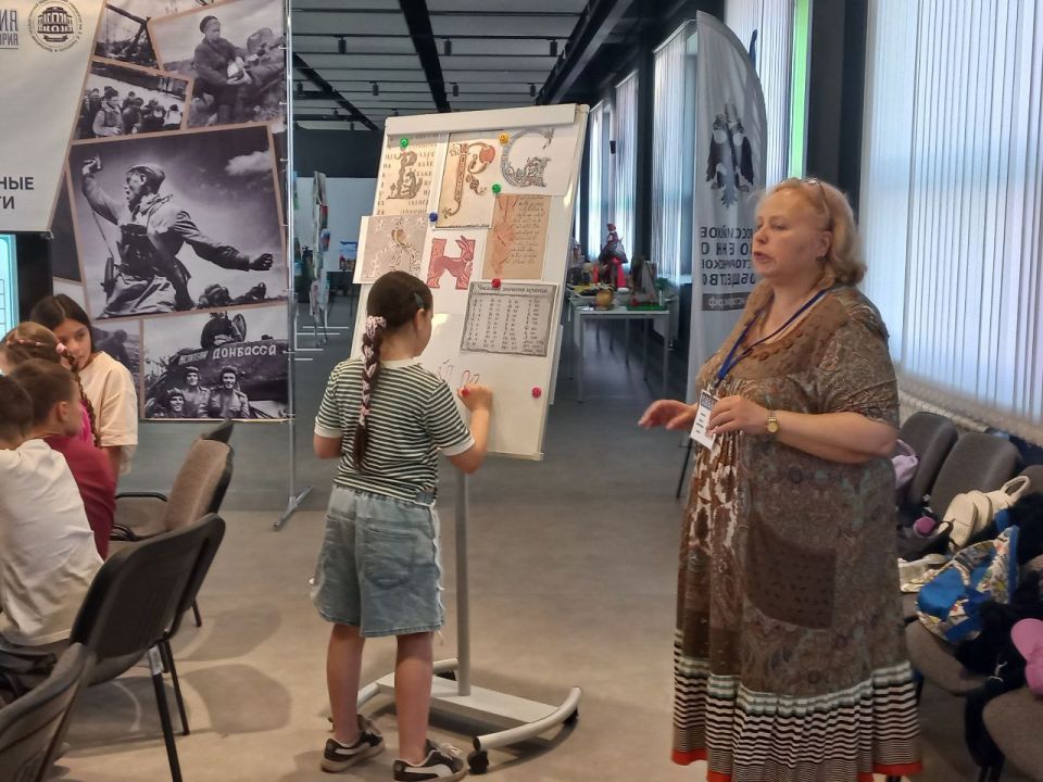 Сегодня девчонки и мальчишки летней досуговой пришкольной площадки « Солнышко» ГБОУ ЛНР «ЛСШ № 28 имени О.П. Фисуненко» посетили интерактивный музей «Россия – моя история» в Доме молодежи Сегодня девчонки и мальчишки летней досуговой пришкольной площадки « Солнышко» ГБОУ ЛНР «ЛСШ № 28 имени О.П. Фисуненко» посетили интерактивный музей «Россия – моя история» в Доме молодежи