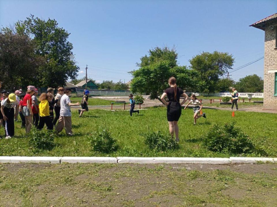 Первый день работы пришкольной площадки "Планета детства" в Новодарьевской школе прошел он под названием "Знакомство" Первый день работы пришкольной площадки "Планета детства" в Новодарьевской школе прошел он под названием "Знакомство"