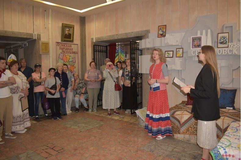 Выставочную экспозицию «Русский сарафан» открыли в Свердловском краеведческом музее Выставочную экспозицию «Русский сарафан» открыли в Свердловском краеведческом музее