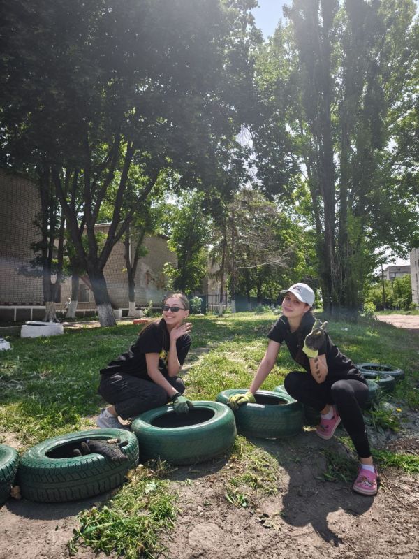 В Детской школе искусств №2 города Ровеньки прошёл субботник В Детской школе искусств №2 города Ровеньки прошёл субботник