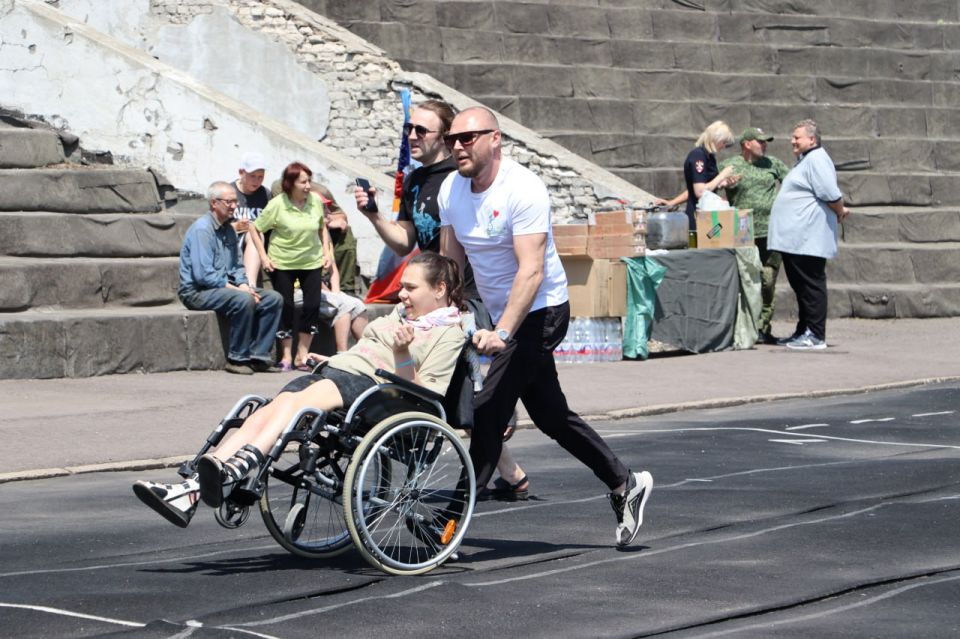 "Беги вместо меня": в Стаханове прошёл благотворительный забег в поддержку детей с ОВЗ "Беги вместо меня": в Стаханове прошёл благотворительный забег в поддержку детей с ОВЗ