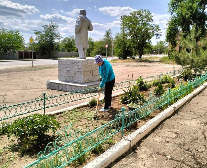 В поселке Изварино провели субботник В поселке Изварино провели субботник