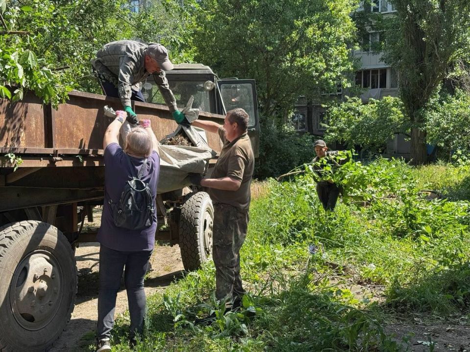Сергей Колягин: Жаркие летние дни не помеха для коммунальщиков города Первомайска в реализации мероприятий по благоустройству общественных пространств Сергей Колягин: Жаркие летние дни не помеха для коммунальщиков города Первомайска в реализации мероприятий по благоустройству общественных пространств