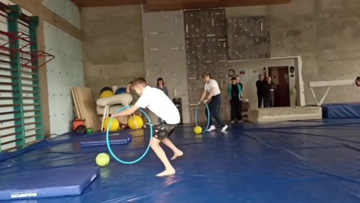           ,    !