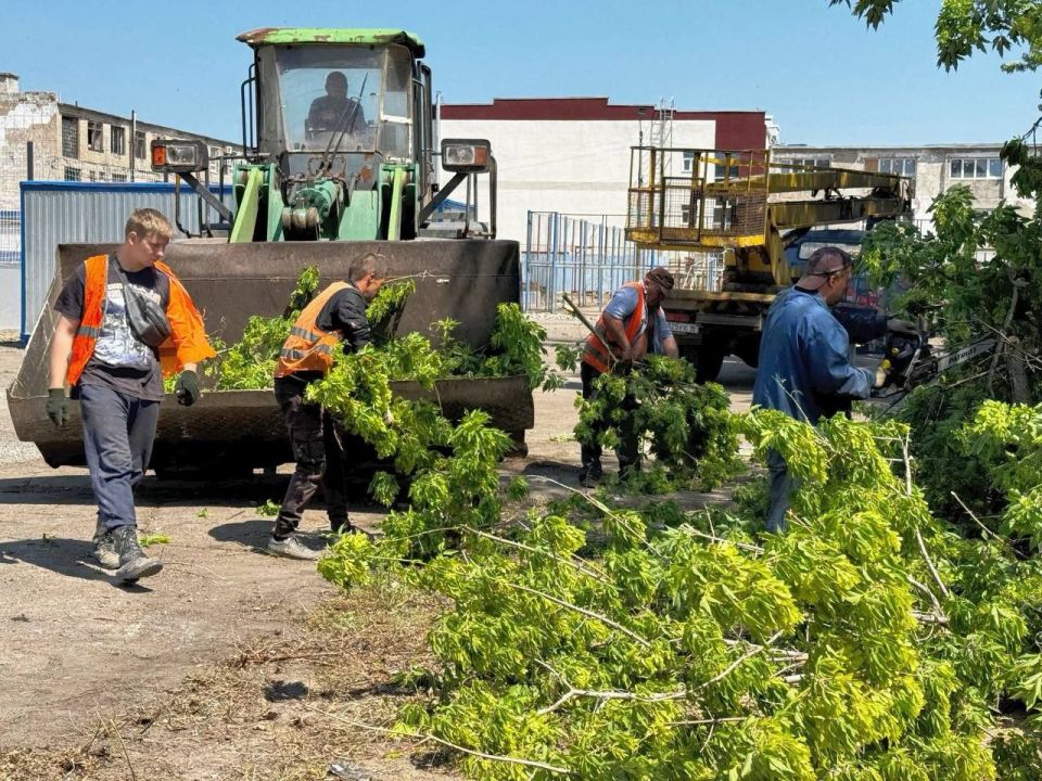 Сергей Колягин: Жаркие летние дни не помеха для коммунальщиков города Первомайска в реализации мероприятий по благоустройству общественных пространств Сергей Колягин: Жаркие летние дни не помеха для коммунальщиков города Первомайска в реализации мероприятий по благоустройству общественных пространств