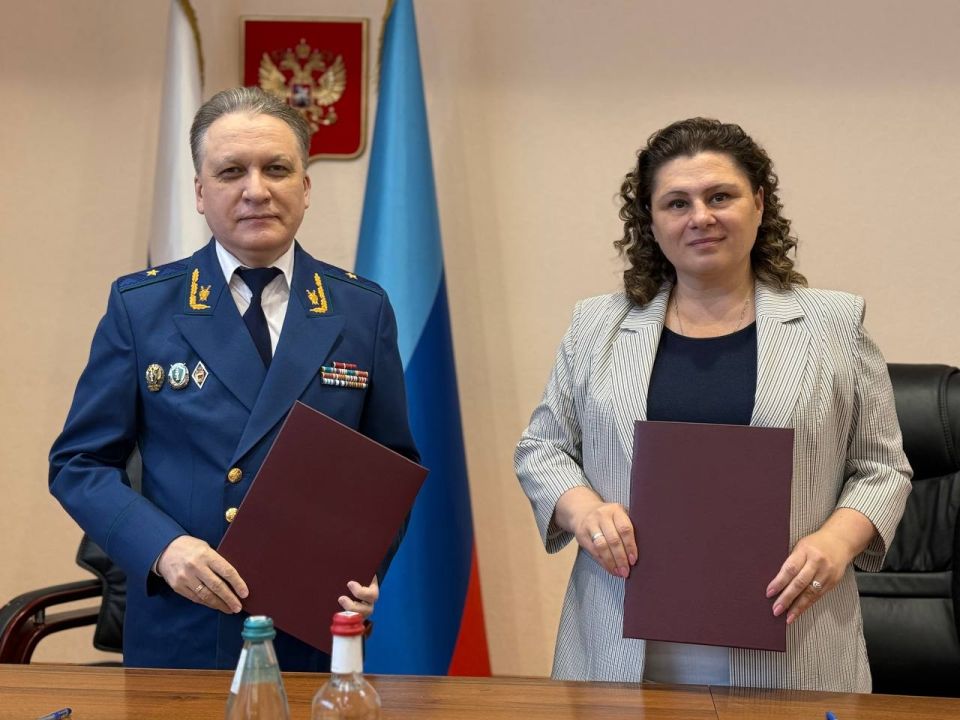 Прокурор Луганской Народной Республики и ректор Саратовской государственной юридической академии подписали соглашение о сотрудничестве Прокурор Луганской Народной Республики и ректор Саратовской государственной юридической академии подписали соглашение о сотрудничестве
