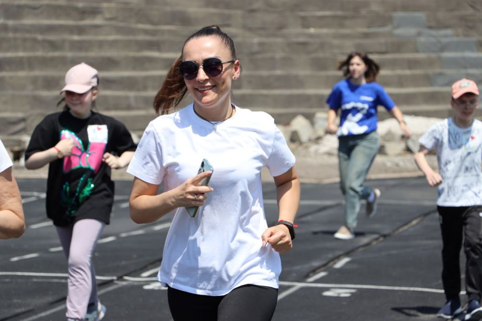 "Беги вместо меня": в Стаханове прошёл благотворительный забег в поддержку детей с ОВЗ "Беги вместо меня": в Стаханове прошёл благотворительный забег в поддержку детей с ОВЗ