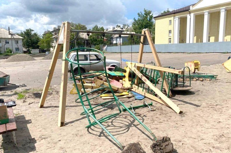 Работы по демонтажу детской площадки завершены на площади Ленина в Червонопартизанске Работы по демонтажу детской площадки завершены на площади Ленина в Червонопартизанске