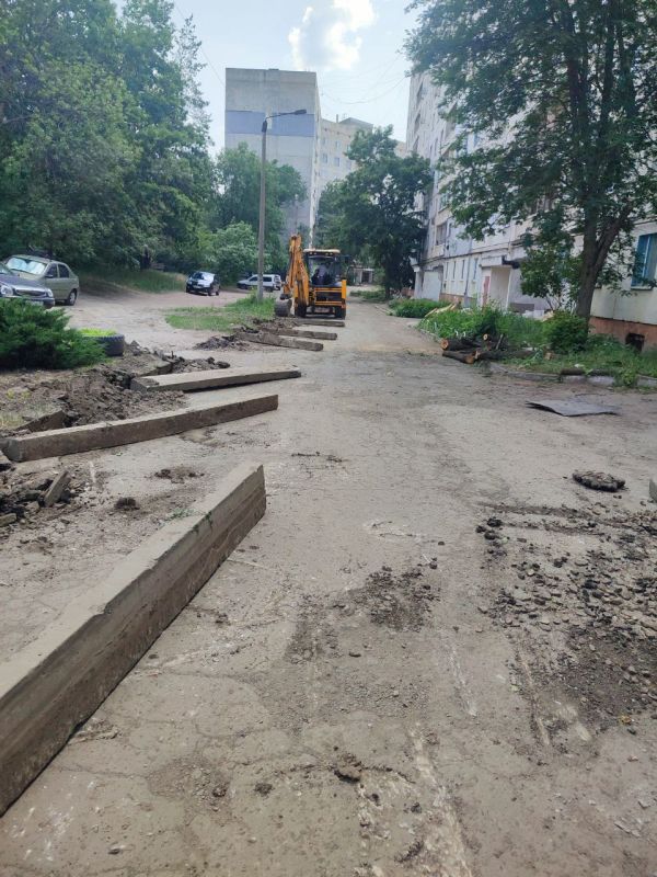Сергей Козенко: В Краснодоне сотрудники муниципального унитарного предприятия «Дорожно-эксплуатационное управление» приступили к работам по ремонту внутриквартальной дороги на квартале Лесной Сергей Козенко: В Краснодоне сотрудники муниципального унитарного предприятия «Дорожно-эксплуатационное управление» приступили к работам по ремонту внутриквартальной дороги на квартале Лесной