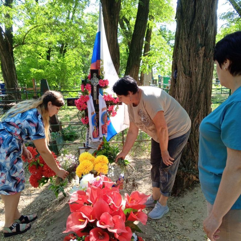 В одиннадцатую годовщину авиаудара ВФУ по центру Луганска работники культуры ДК в с.Передельское с представителями Передельского отдела жизнеобеспечения и социальной службы В одиннадцатую годовщину авиаудара ВФУ по центру Луганска работники культуры ДК в с.Передельское с представителями Передельского отдела жизнеобеспечения и социальной службы