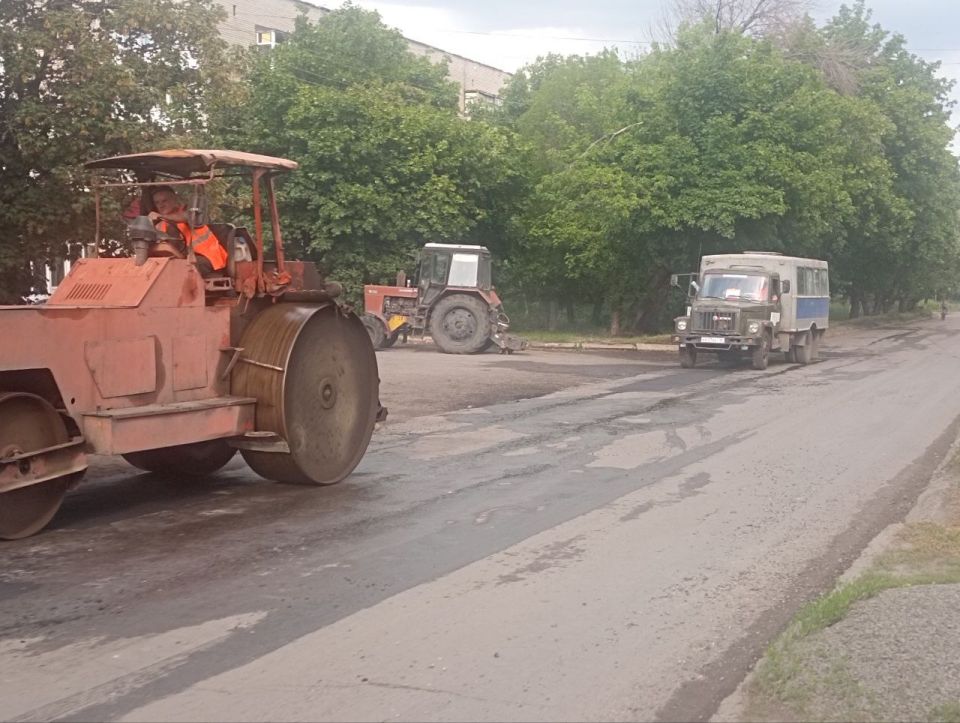 Сегодня, в рамках заключенного контракта с подрядной организацией "Дорснаб" выполняются работы по ямочному ремонту дорожного полотна автомобильной дороги ул. Свердлова Сегодня, в рамках заключенного контракта с подрядной организацией "Дорснаб" выполняются работы по ямочному ремонту дорожного полотна автомобильной дороги ул. Свердлова