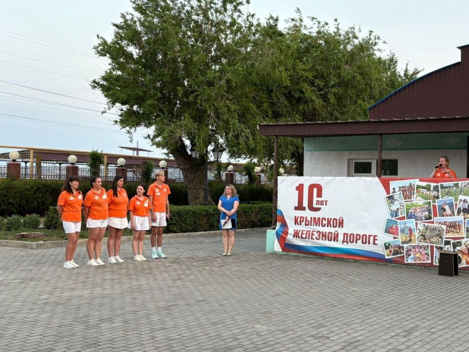 Ребята из Славяносербска приняли участие в открытии лагерной смены в Феодосии Ребята из Славяносербска приняли участие в открытии лагерной смены в Феодосии