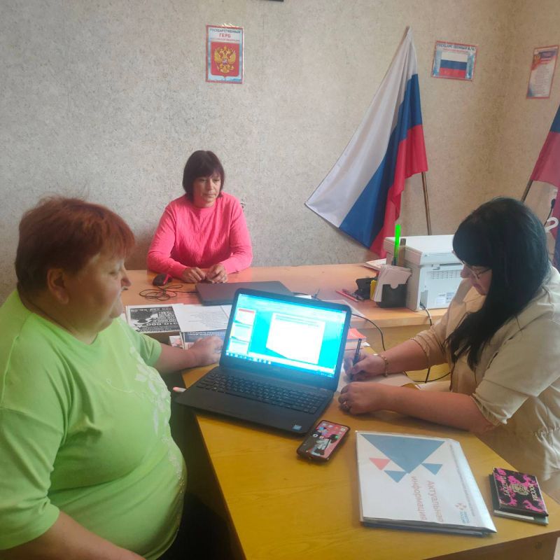 Сегодня на территории Великочерниговского отдела жизнеобеспечения прошел выездной прием граждан по личным вопросам специалистами Государственного казенного учреждения ЛНР «Республиканский центр социальной защиты населения в...